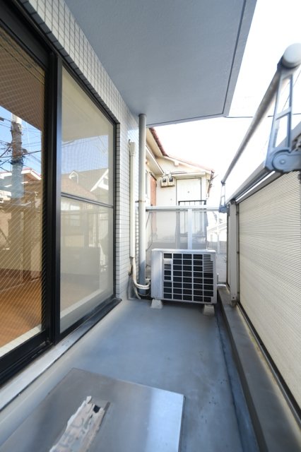 ４階建ての建物の２階にあるお部屋です。