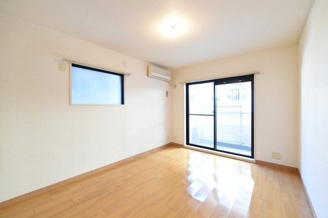 角部屋のため、窓が２方向についています。