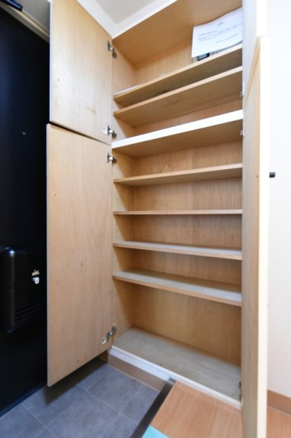 １人暮らしには余裕のある容量のシューズボックスです。