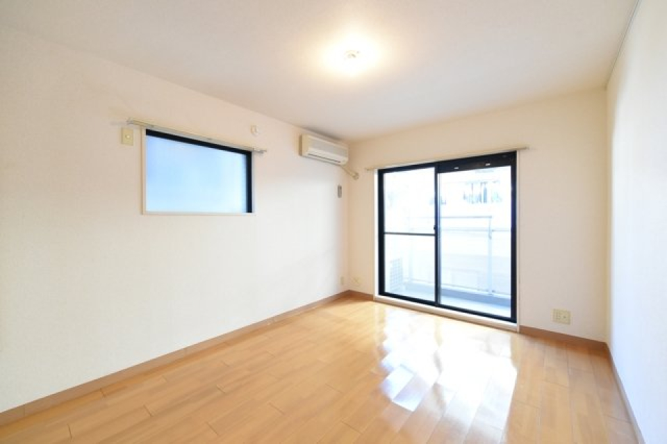 角部屋のため、窓が２方向についています。