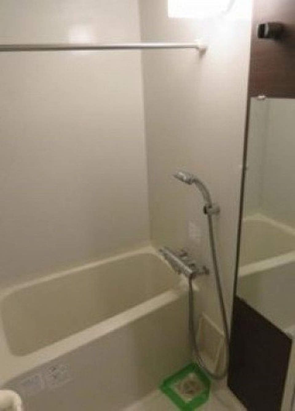 シンプルな浴室。