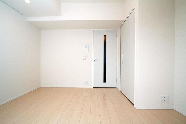 ナチュラルなフローリングに白い壁紙のシンプルな内装。※写真は同タイプ住戸です。