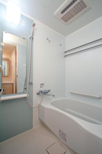 ライトブルーのパネルが採用された浴室です。※写真は同タイプ住戸です。