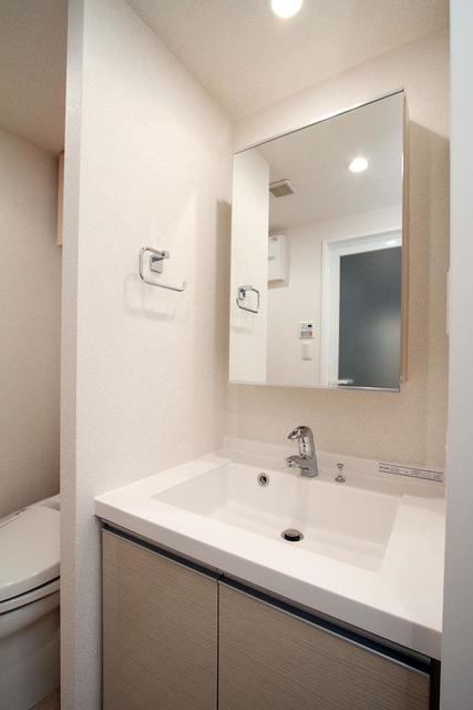 トイレの横に洗面台があります。※写真は同タイプ住戸です。