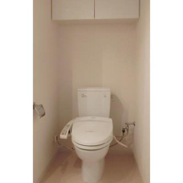 棚があるので日用品などストックしやすそうです。※写真は同タイプ住戸です。