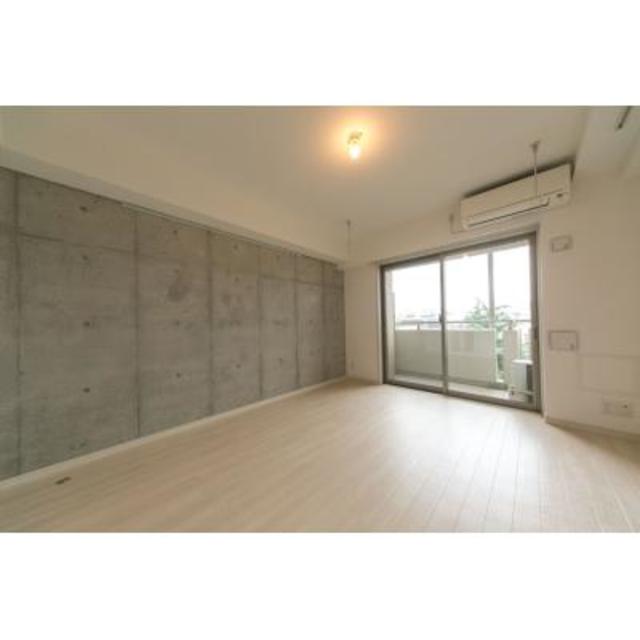 コンクリート張りがインダストリアルでシックな雰囲気を創り出しています。※写真は同タイプ住戸です。