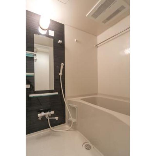 落ち着いたトーンのパネルの浴室でゆったり時間を過ごせそうです。※写真は同タイプ住戸です。