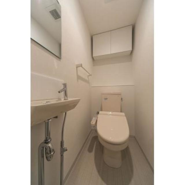 手を洗う設備も付いているトイレ。※写真は同タイプ住戸です。