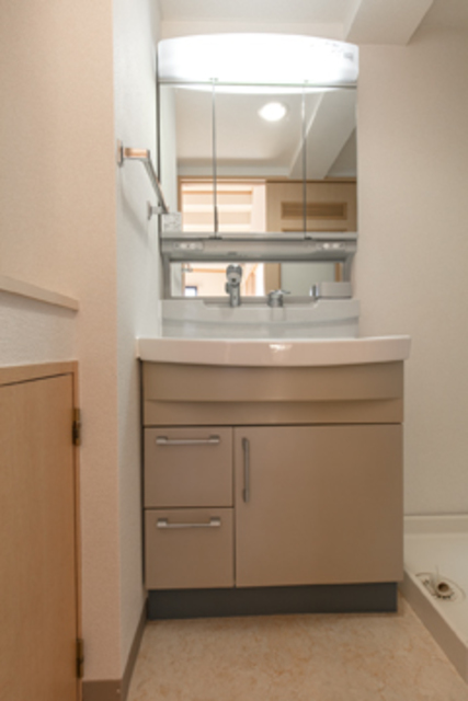 洗濯機置き場は洗面台の隣です。※写真は同タイプ住戸です。