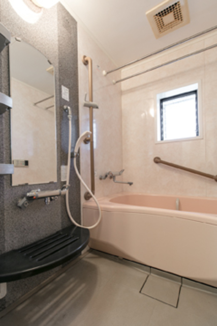 グレーのパネルが設置された浴室です。※写真は同タイプ住戸です。