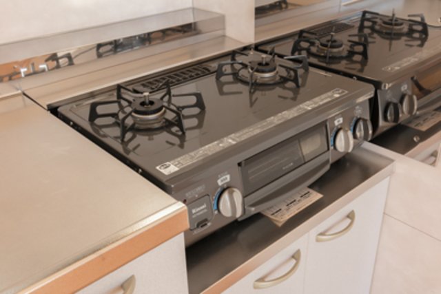 ２口のガスコンロが設置されています。※写真は同タイプ住戸です。