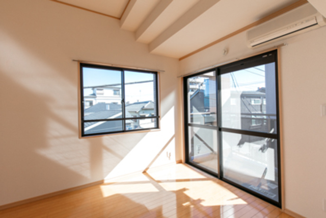 南向きでさんさんと光が降り注ぎます。※写真は同タイプ住戸です。