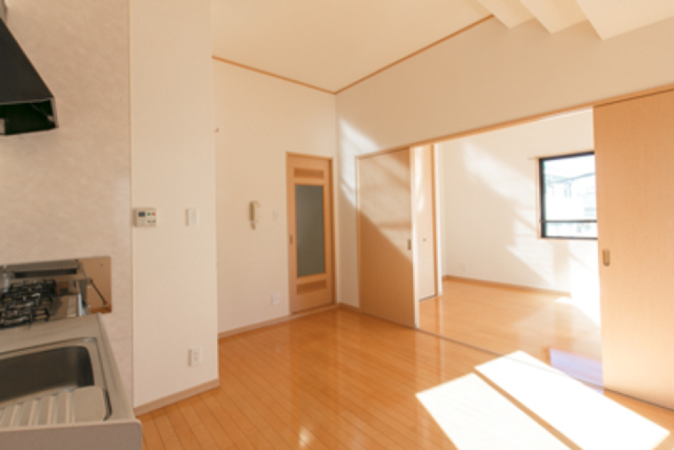 ダイニングキッチンの奥には６．２帖の洋室が広がります。※写真は同タイプ住戸です。