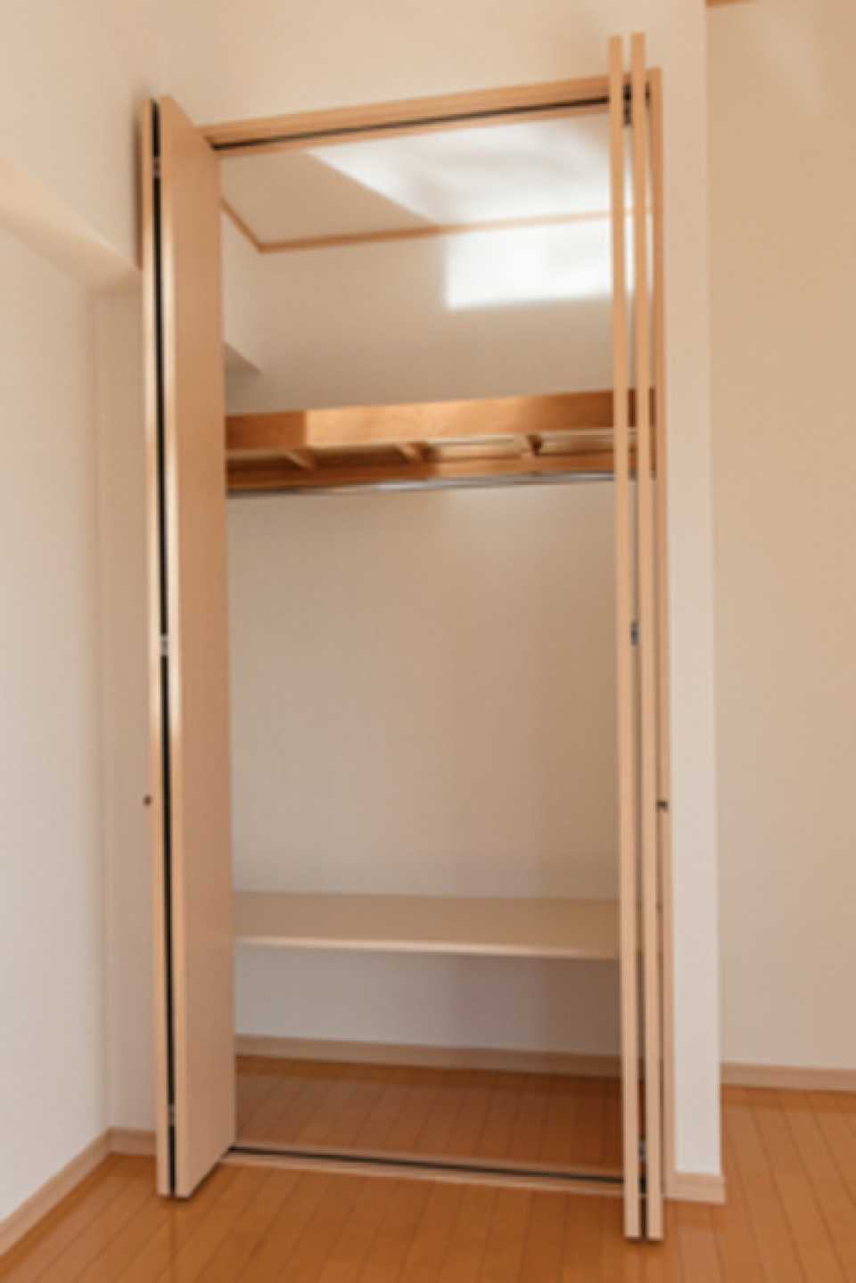 セクション分けされているので、季節ごとに衣服を分けて収納することも出来そうです。※写真は同タイプ住戸です。