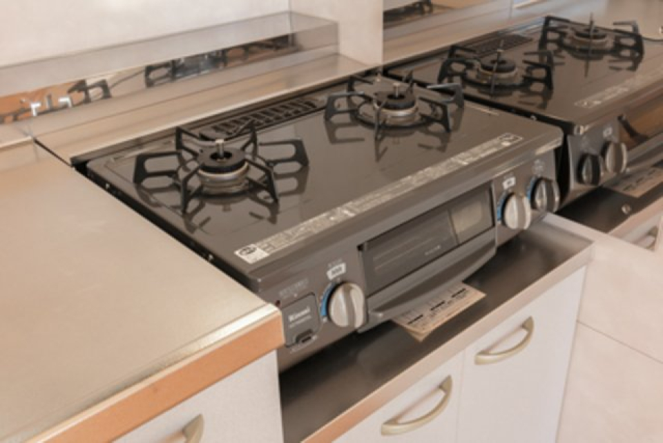 ２口のガスコンロが設置されています。※写真は同タイプ住戸です。