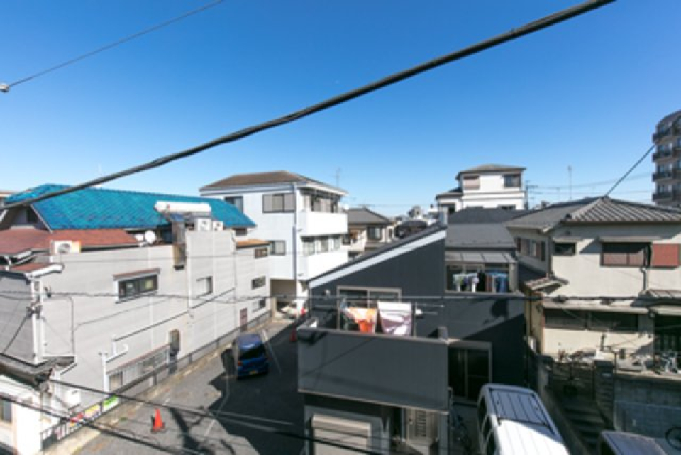 ３階建ての建物の３階にあります。