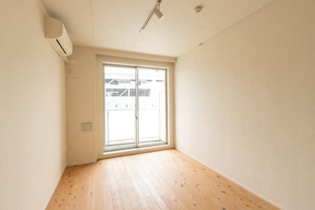 南東向きの７．９帖の洋室です。※写真は同タイプ住戸です。