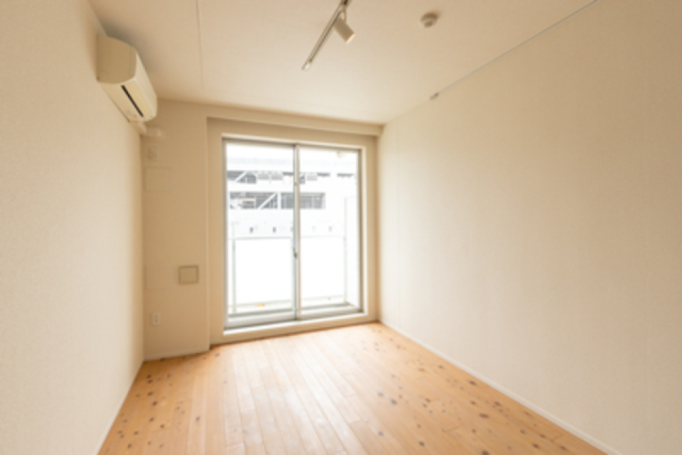 南東向きの７．９帖の洋室です。※写真は同タイプ住戸です。