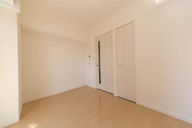 フローリングに白のナチュラルな内装です。※写真は同タイプ住戸です。