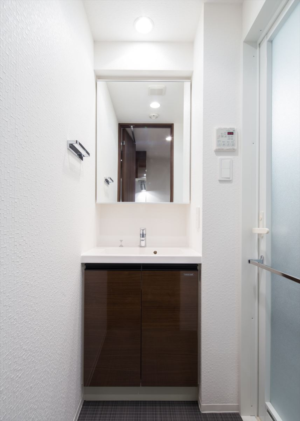 白とダークトーンが美しい洗面台。