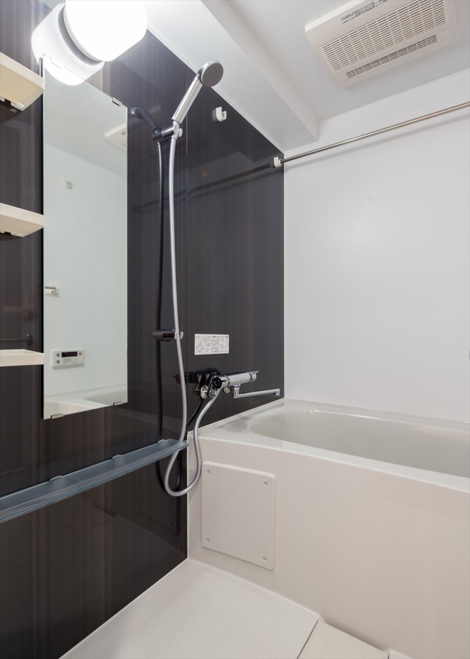 ダークトーンのパネルが採用された浴室です。