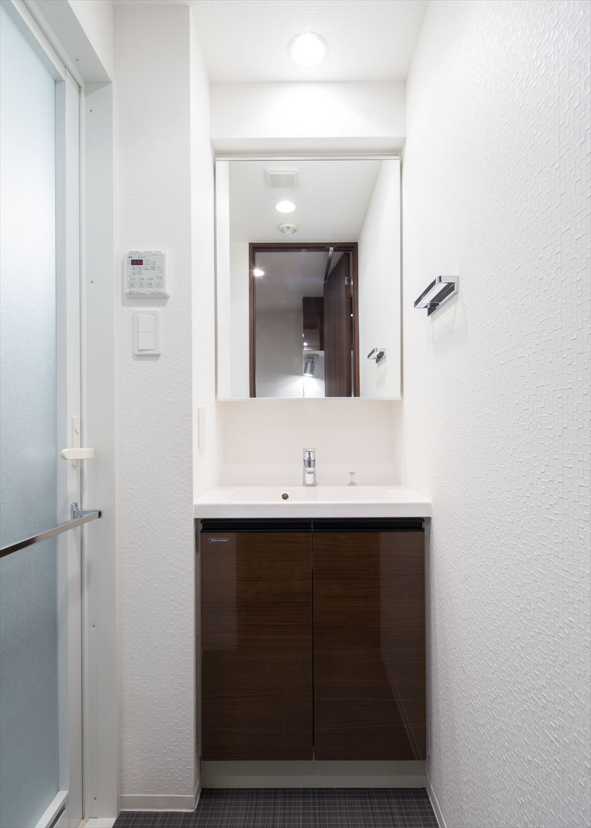 白とダークトーンが美しい洗面台。