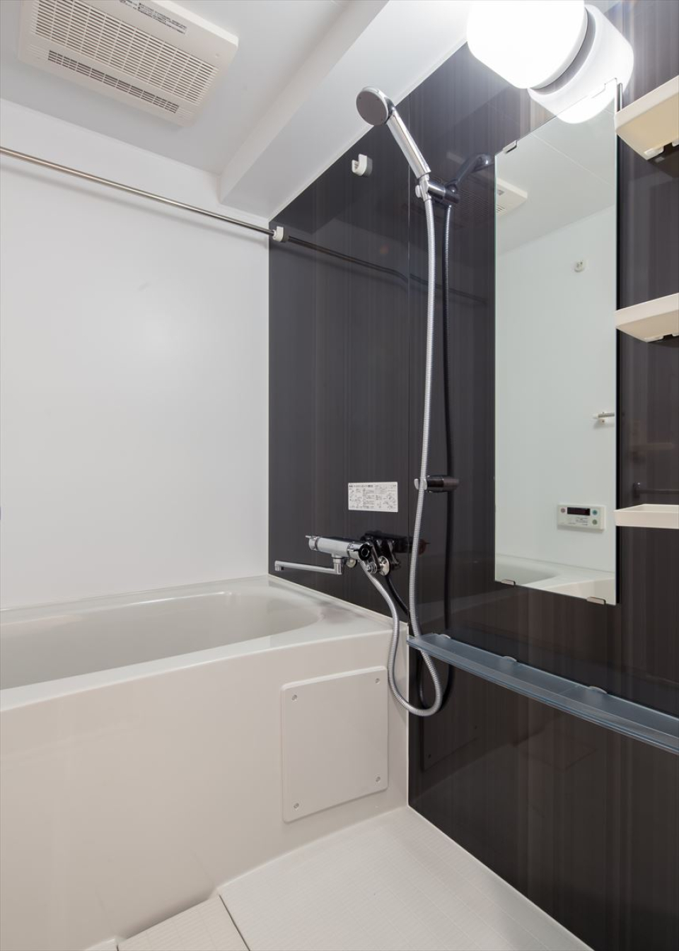 ダークトーンのパネルが採用された浴室です。