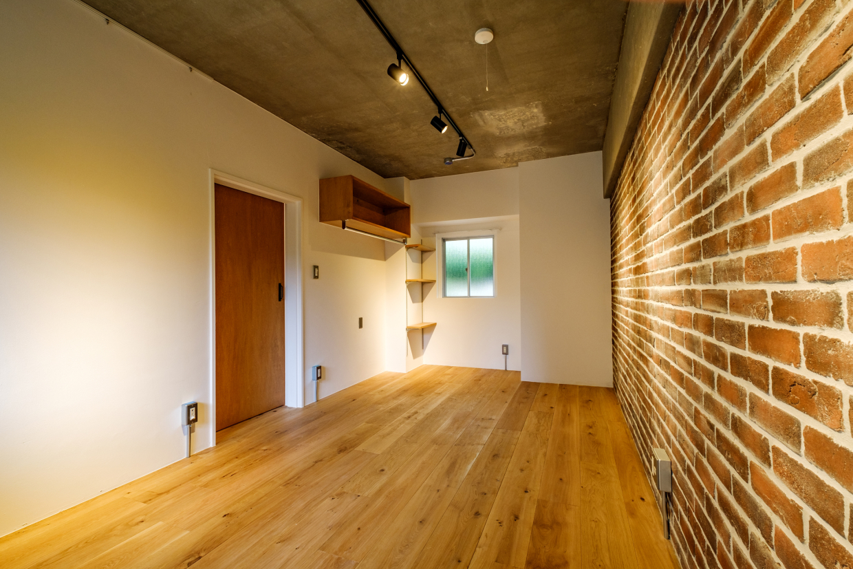 敢えて残したワイルドなコンクリート剥き出しの天井とアイアンのライトがかっこいい。