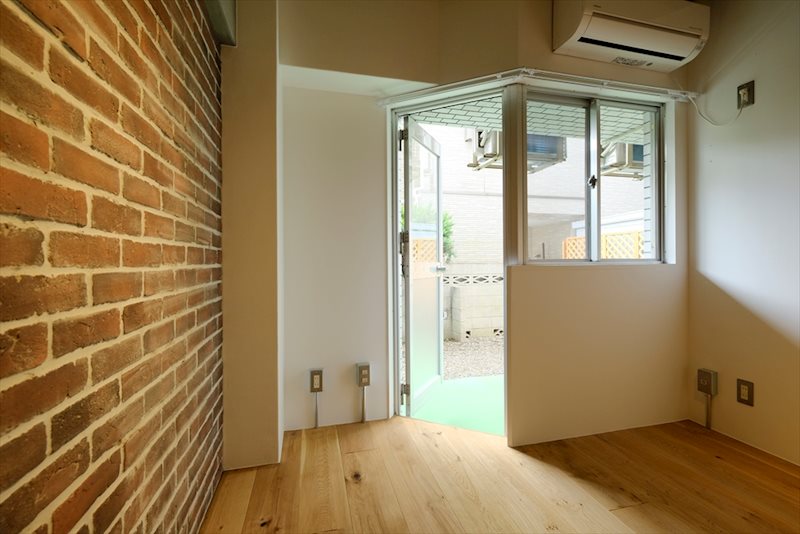 バルコニーへはこちらの扉から。