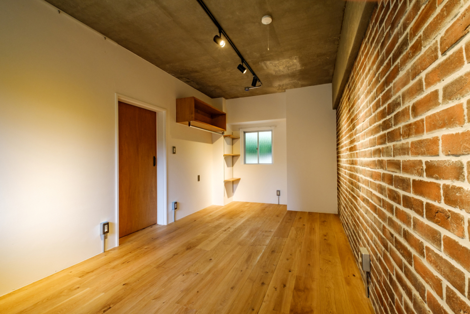 敢えて残したワイルドなコンクリート剥き出しの天井とアイアンのライトがかっこいい。