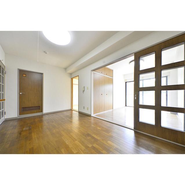 扉はガラス張りになっており開放感があります。