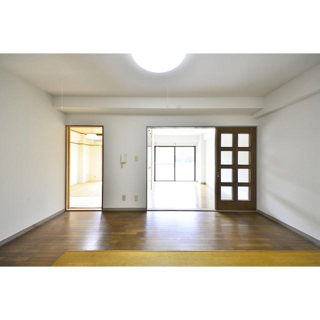 10.4帖のリビングダイニングからは洋室も和室も見え、閉鎖間が少ない間取りです。