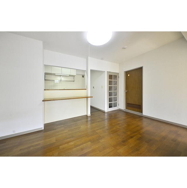 キッチンはカウンターが付き。椅子を置いても、飾り棚として使用しても良いかもしれません。