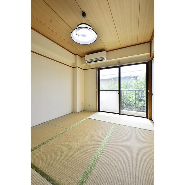 6帖の和室です。こちらもバルコニーに続く窓が付いているので光が差し込みます。