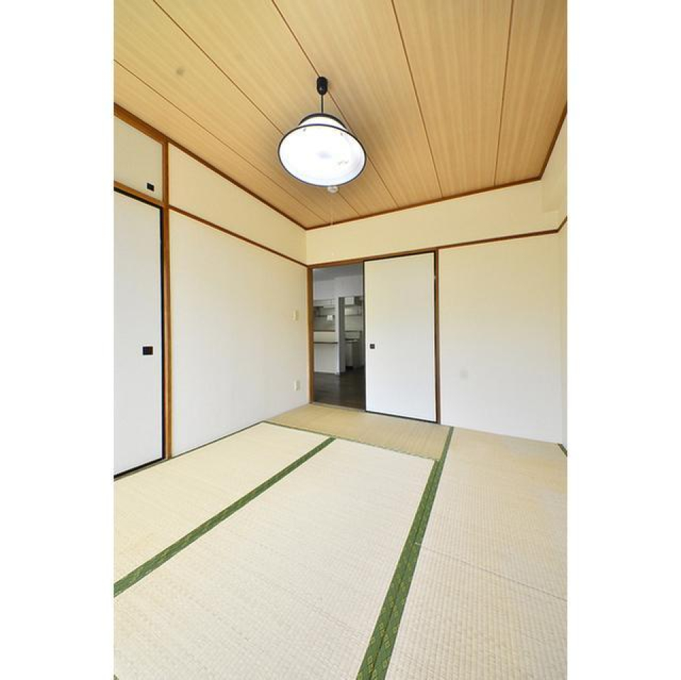 押し入れもあるので収納に困りません。