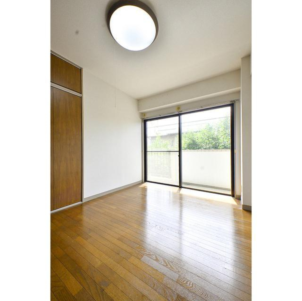 6帖の洋室です。南向きで日当たりがとても良いです。