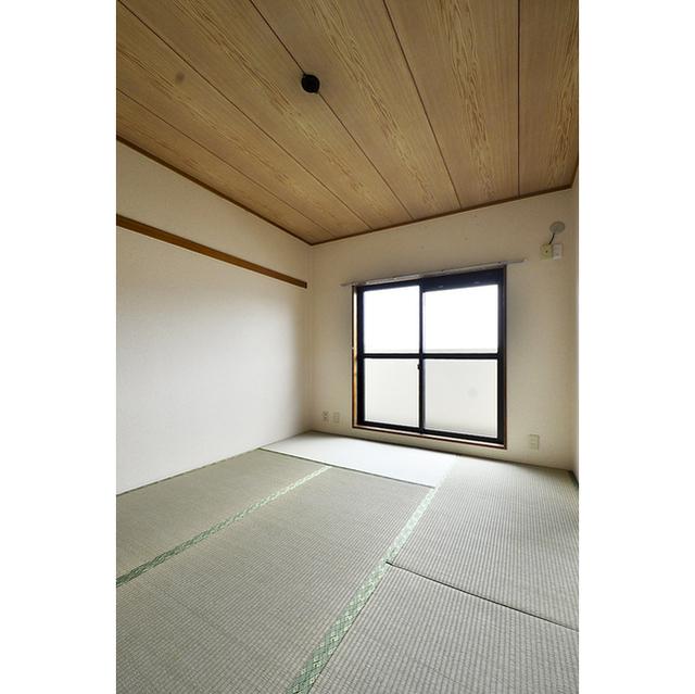 和室は天井が異なる点もあり、ガラッと雰囲気が変わります。