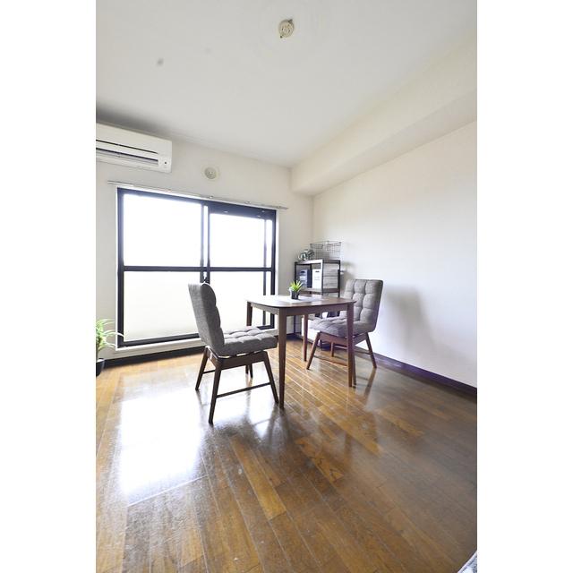 エアコン付きで夏も冬も怖くありません。
※家具・小物はイメージです。