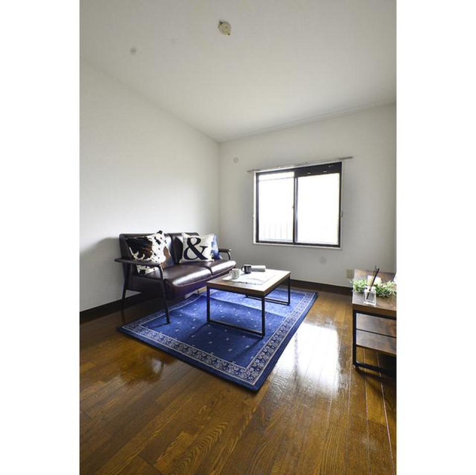 洋室は6帖あり、こちらにも窓が付いているため光が差し込みます。
※家具・小物はイメージです。