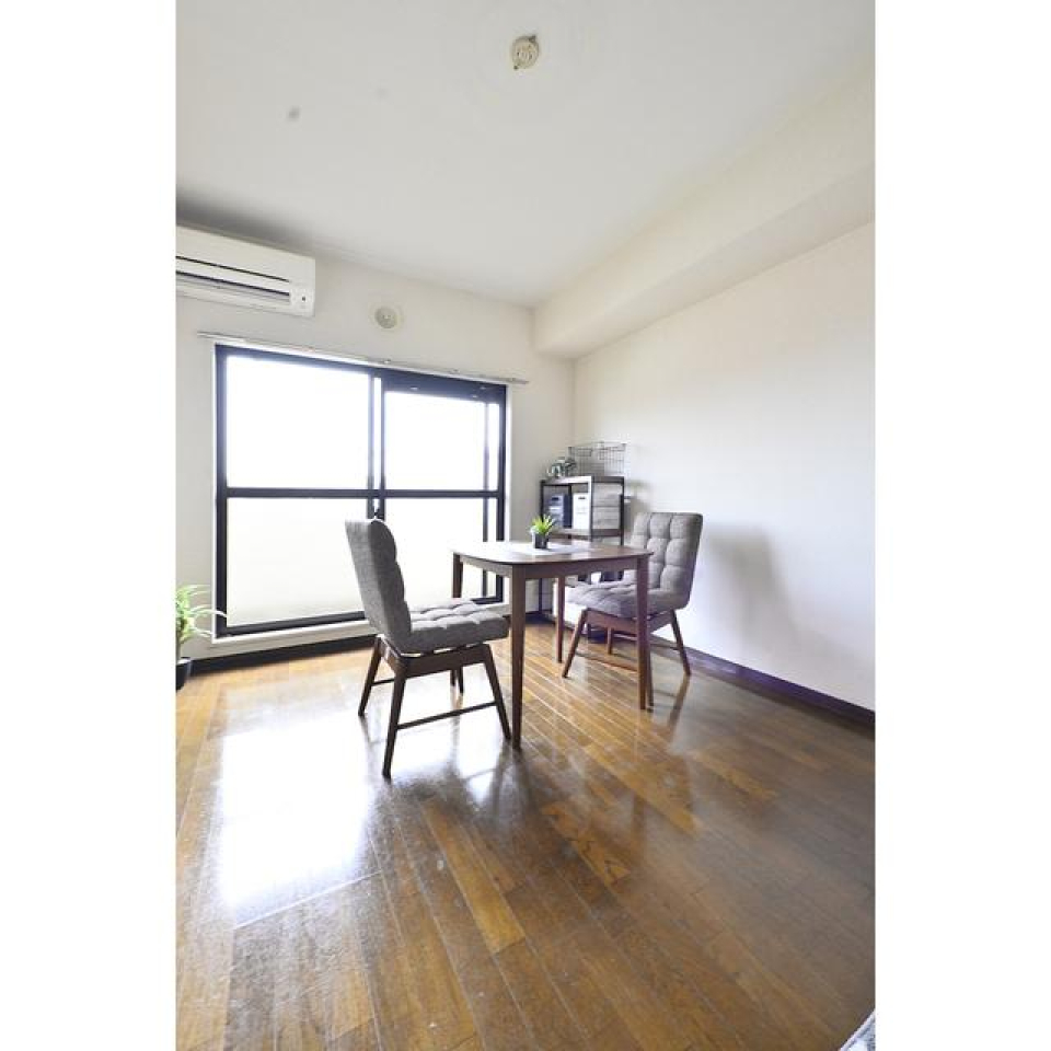 エアコン付きで夏も冬も怖くありません。
※家具・小物はイメージです。