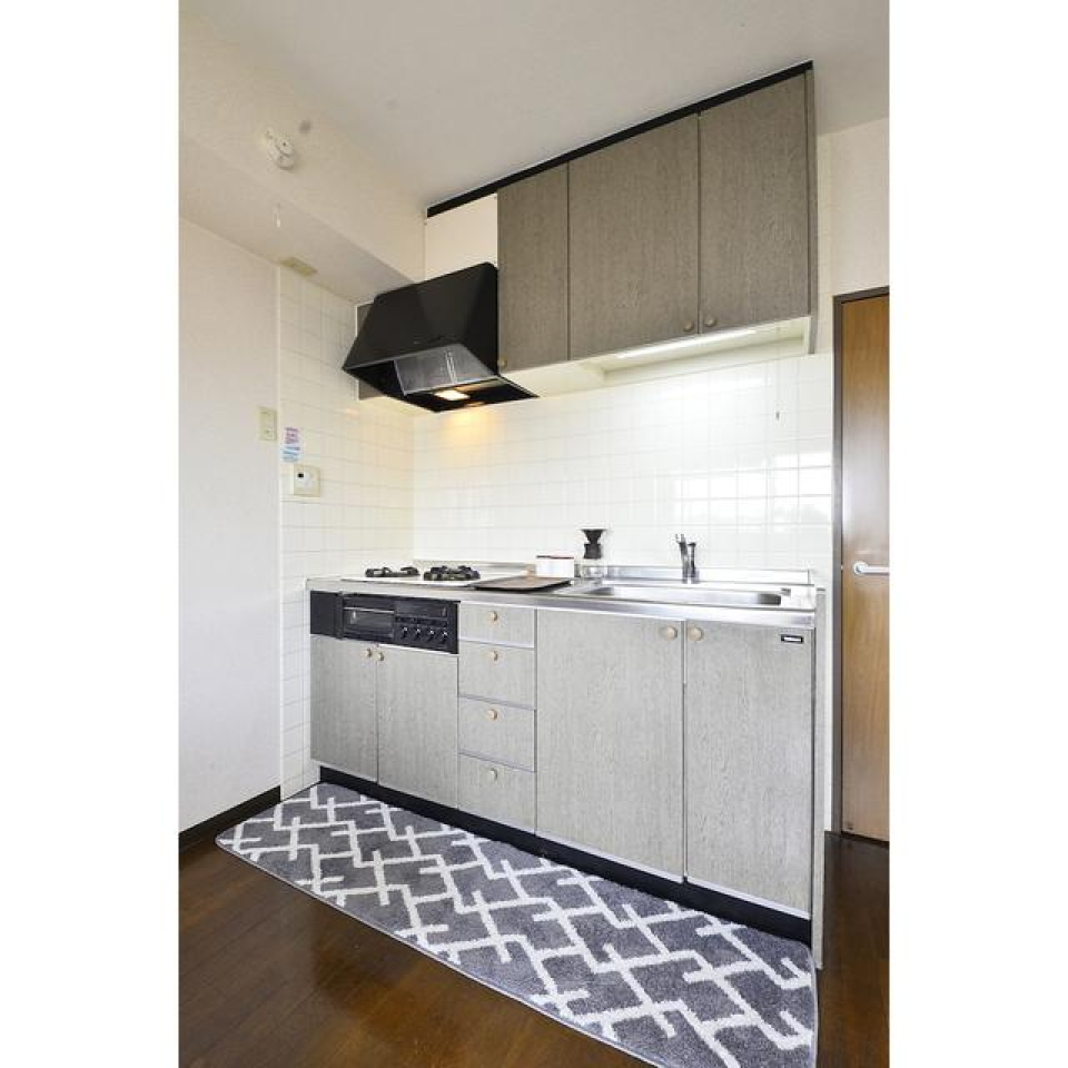 キッチンはグレーベースで落ち着いた雰囲気を醸し出します。
※小物はイメージです。