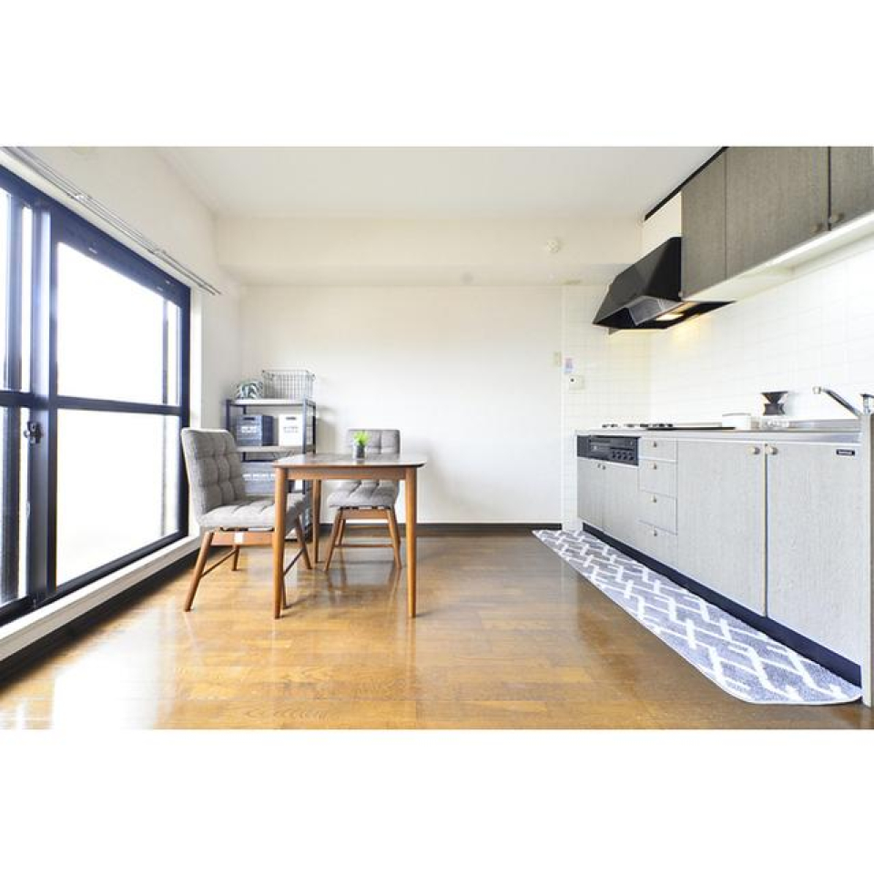 大きな窓のそばでゆっくり食卓を囲める6帖のダイニングキッチンです。
※家具・小物はイメージです。