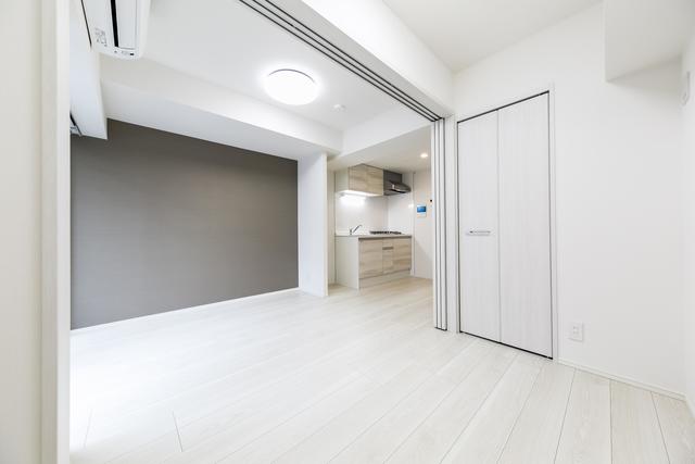 グレートーンの壁紙がおしゃれな洋室です。※写真は同タイプ住戸です。