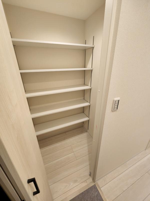 玄関は嬉しいシューズボックス付きです。