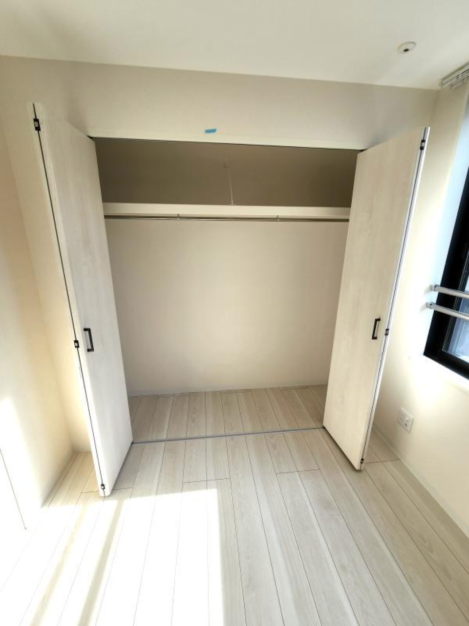 洋室にはクローゼットが付いています。