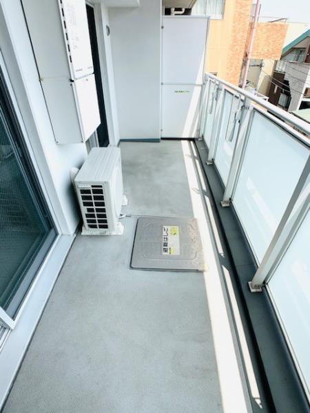 ゆとりのあるバルコニー。