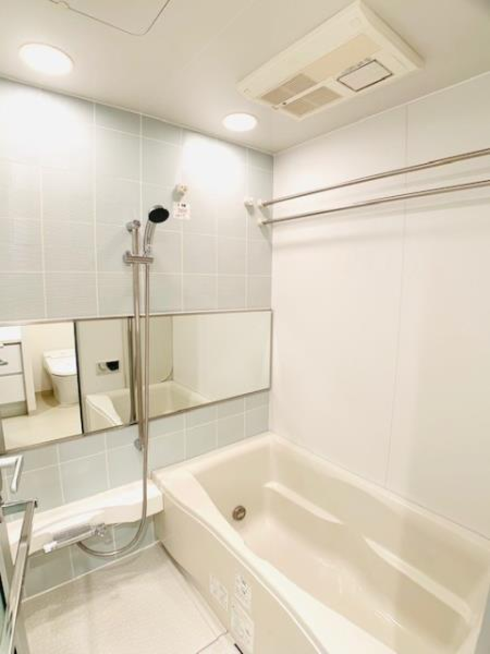 清潔感のある浴室。浴槽とシャワーが分かれているので、ゆったりとくつろげそうですね。