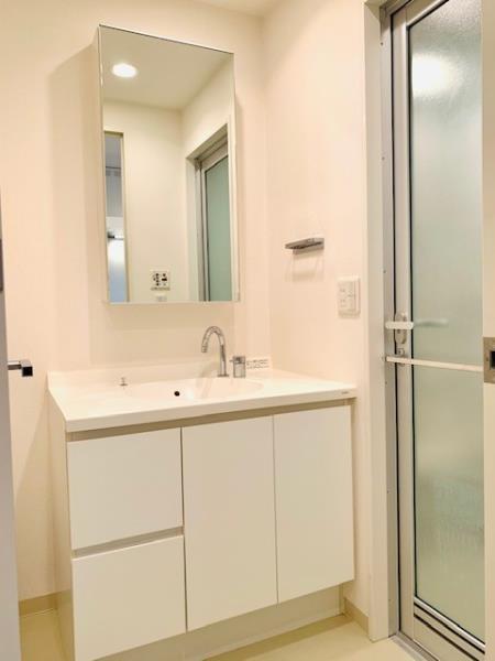 収納がしっかりついている洗面台。