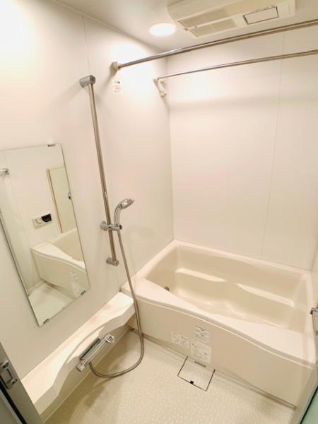 白くまとめられて清潔感のある浴室です。