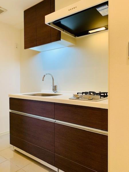 ２口のガスコンロが設置されています。まな板は小さめのものを選びましょう。